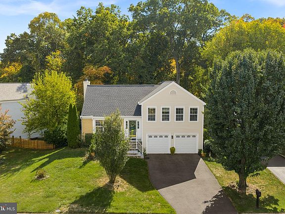3rd image of 28 Bedford Dr