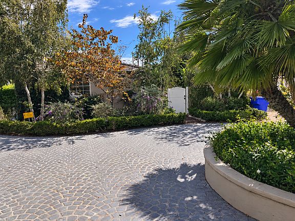 5th image of 1303 W Muirlands Dr