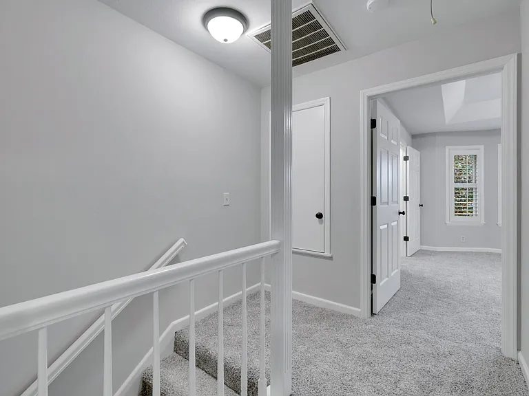 304 Hillside Ct — Photo 23