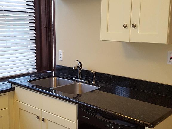 4th image of 1601 Coliseum St #B1