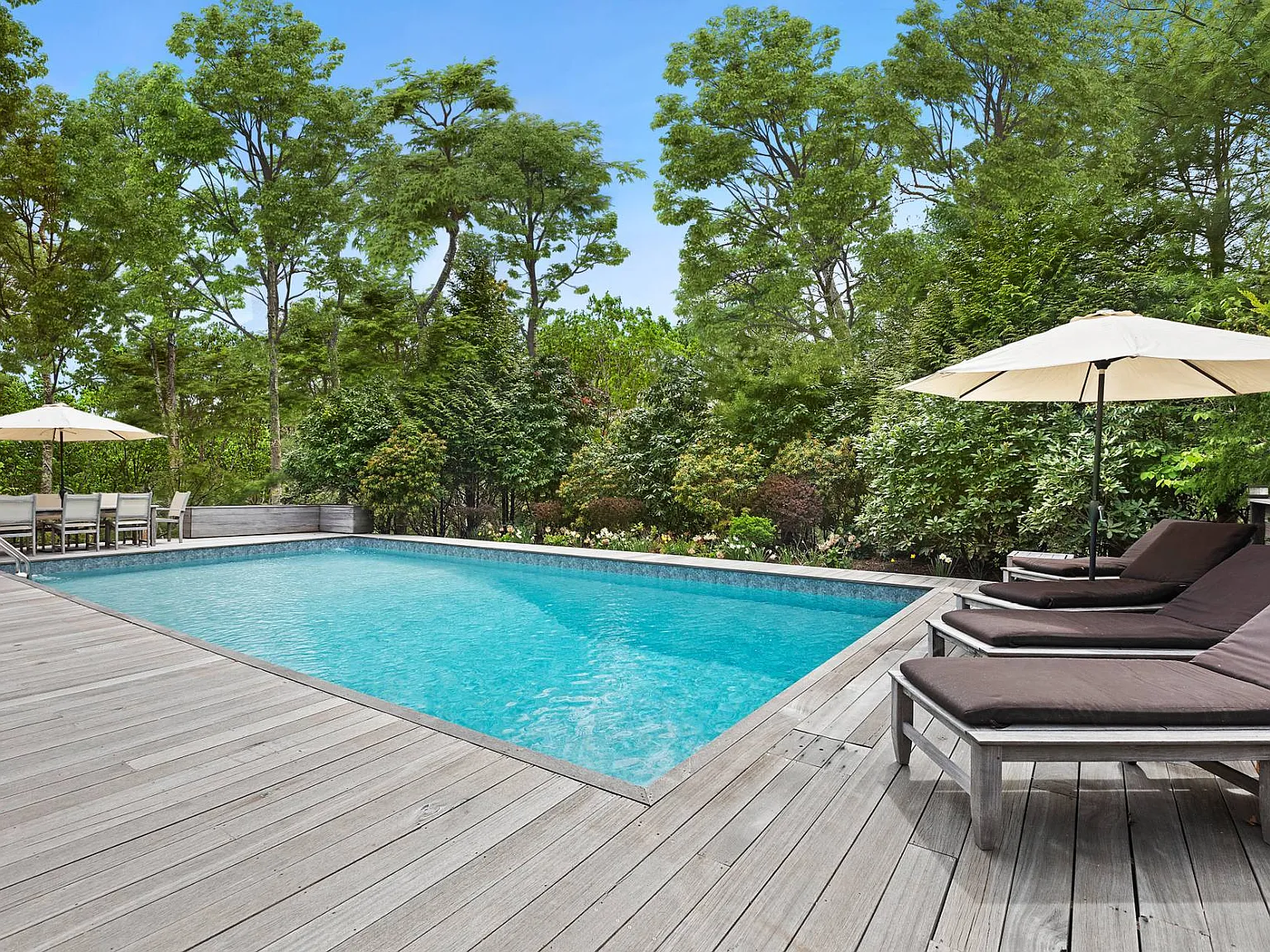 Cozy And Chic Contemporary — Photo 1