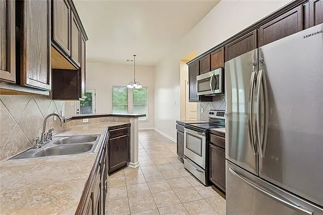 3 bed, 2.0 bath, 1649 sqft, $1,900 — Photo 3