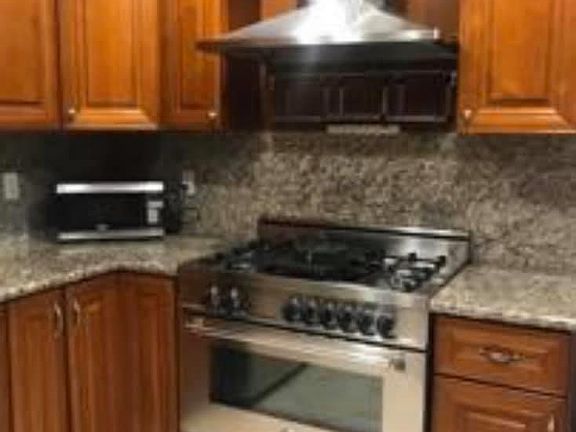 5th image of 1052 Hall St