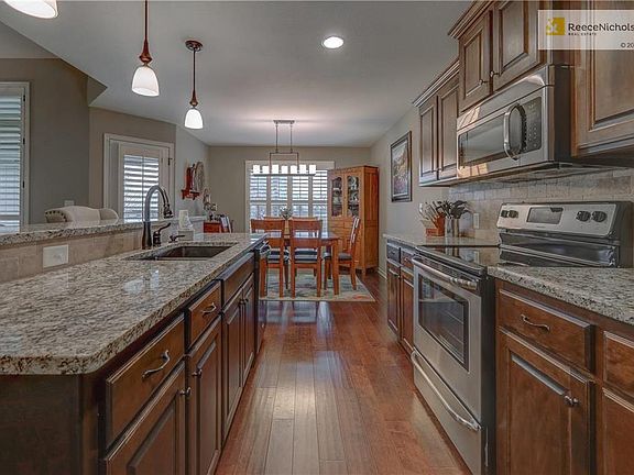 4th image of 909 SE Amber Ct