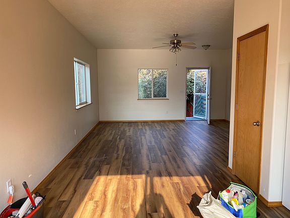 4th image of 543 NE Elm St #543