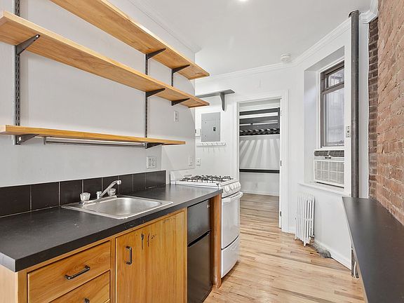 4th image of 138 W 10th St APT 4RE
