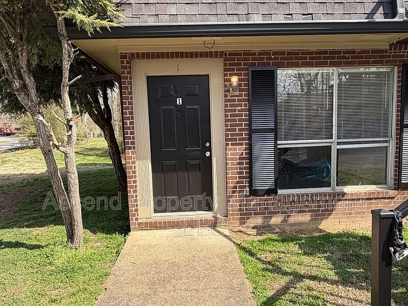 1st image of 2410 Lyndon Ave #1
