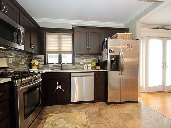 4th image of 55 Carlos Dr