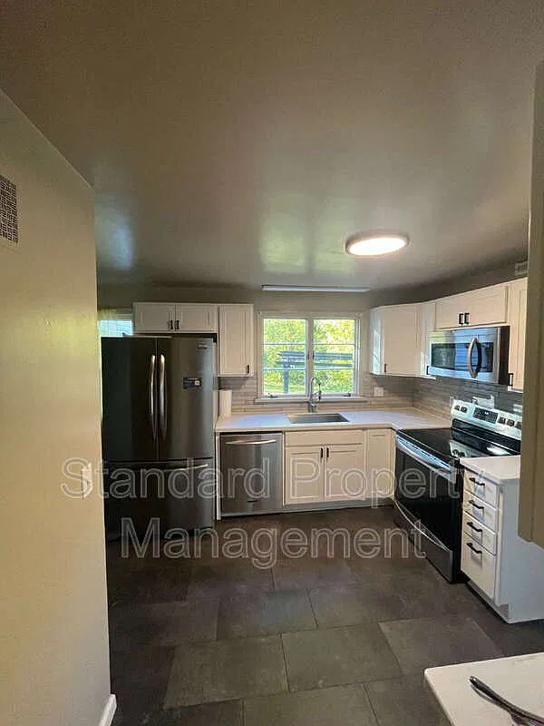 3 bed, 1.5 bath, 1833 sqft, $2,650 — Photo 3