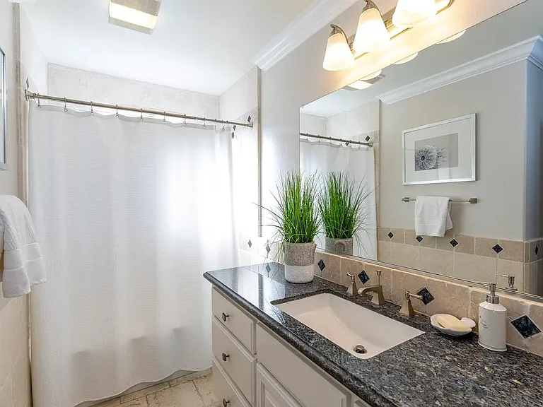 2423 Washington Ave — Photo 11