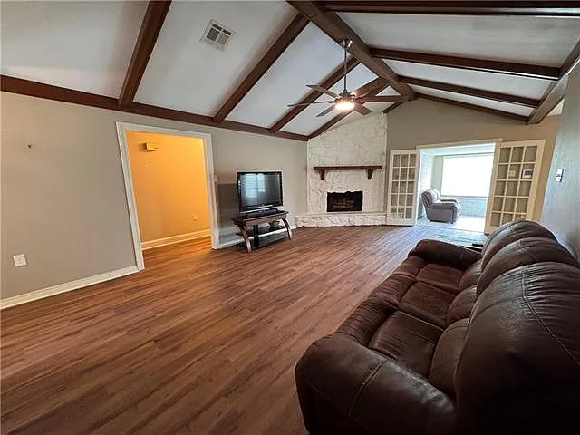 319 Lakewood Dr — Photo 3