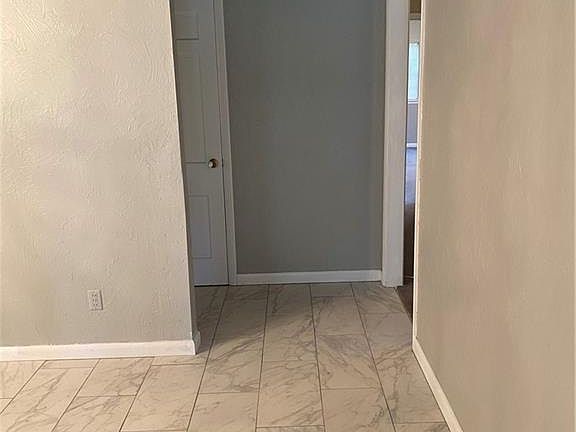 3rd image of 2202 Meadowlane St