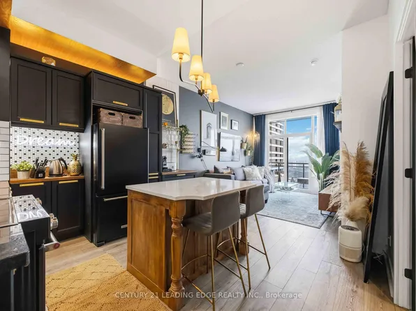 28 Linden St #2203, Toronto, ON M4Y 0A4