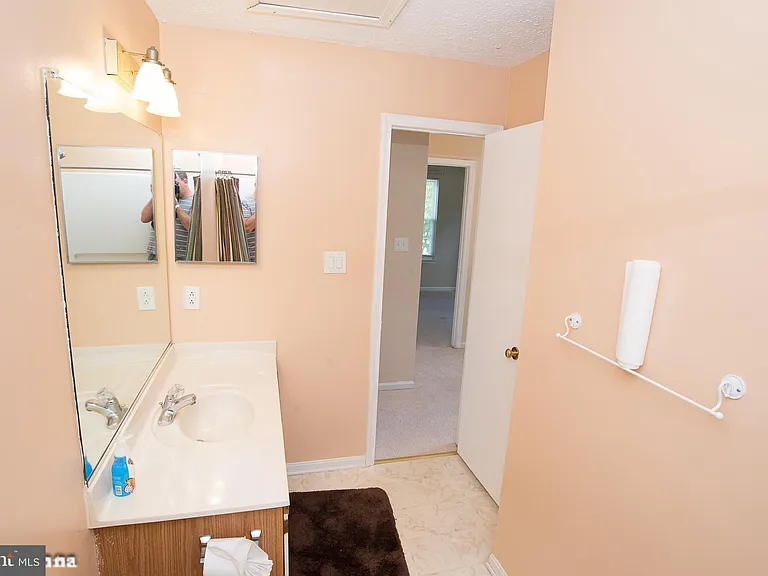 6128 Hoskins Hollow Cir #B — Photo 25
