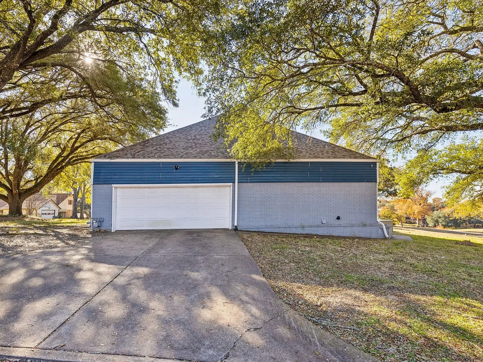 3 bed, 2.5 bath, 3068 sqft, $2,300 — Photo 3