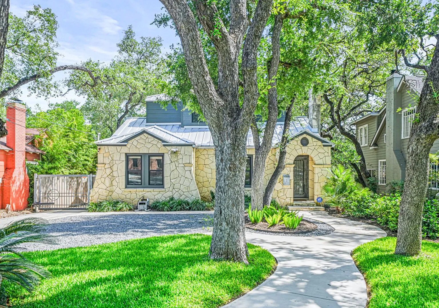 Renovated 5-Bedroom Home In Alamo Heights — Photo 2