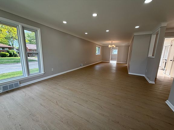 5th image of 21830 Kipling Ave