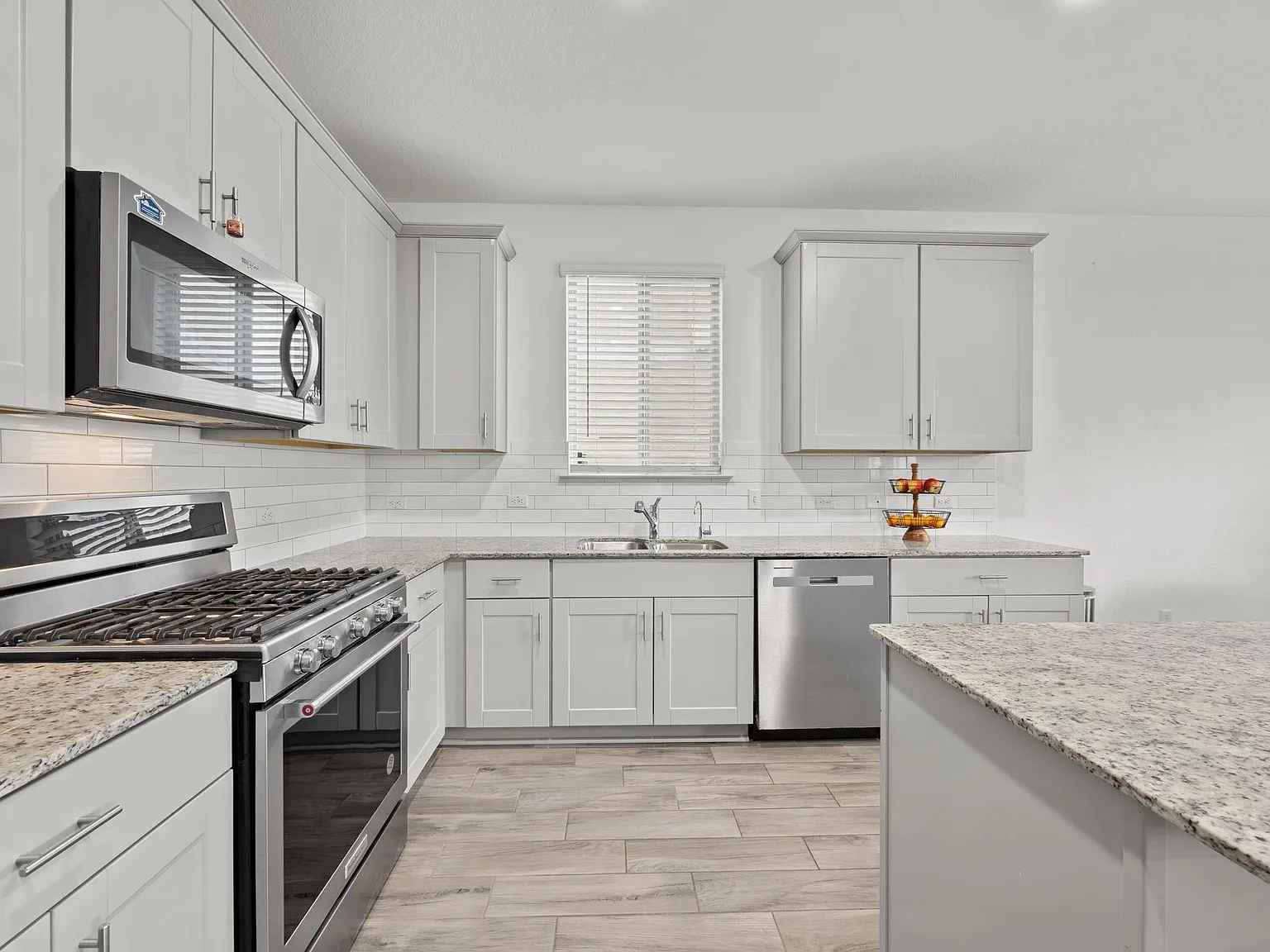 3 bed, 2.5 bath, 2376 sqft, $2,400 — Photo 4