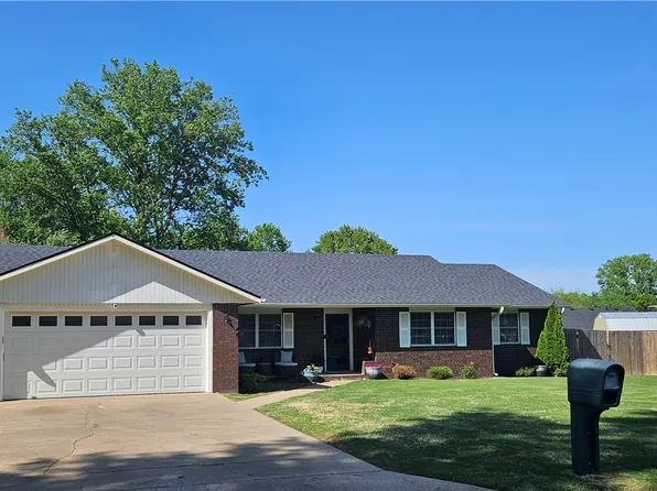 1418 Buena Vista Cir, Springdale, AR 72762