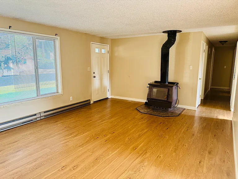 340 SW Deer St — Photo 3