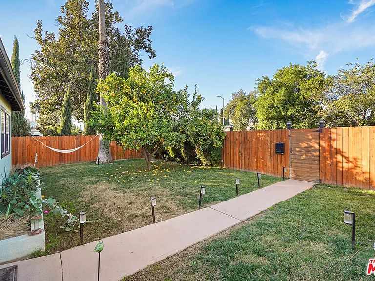 14828 Saticoy St — Photo 3