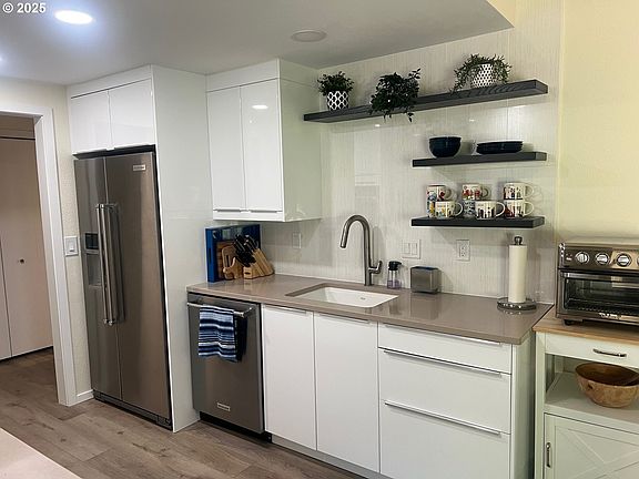 5th image of 2512 SE Baypoint Dr #U40