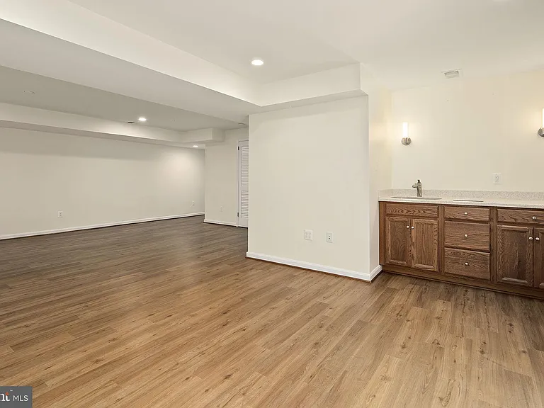 2542 N Wakefield St — Photo 43
