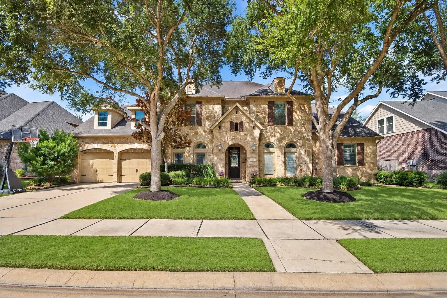 4 bed, 3.5 bath, 3872 sqft, $4,900 — Photo 1
