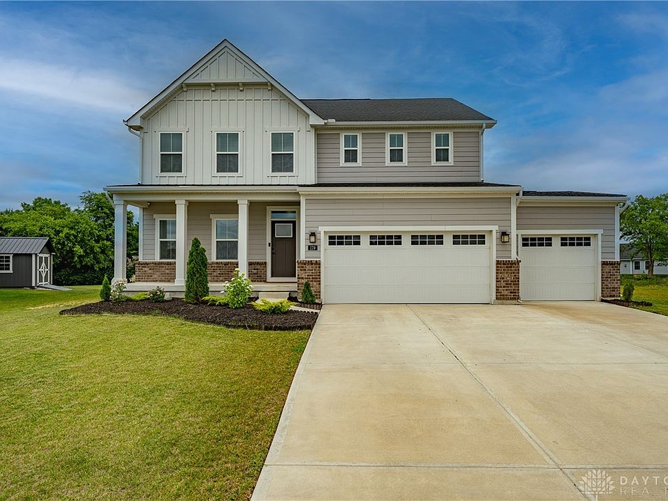 1st image of 179 Chapel Dr E