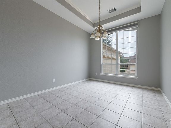 4th image of 216 Muirfield St