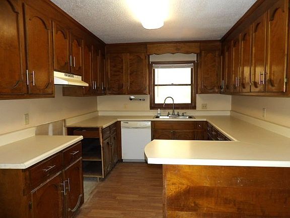 2nd image of 406 Iroquois Rd