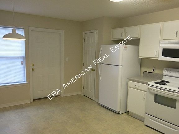3rd image of 28 Garden Ln APT 21