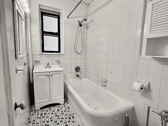 5th image of 135 W 16th St APT 28