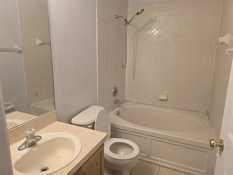 240 Hardcastle Pl — Photo 6