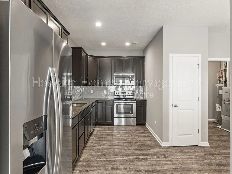 556 Dylan Dr — Photo 10