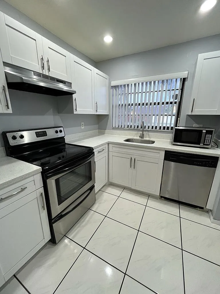 Building Photo - 1504 NW 89th Ter #1