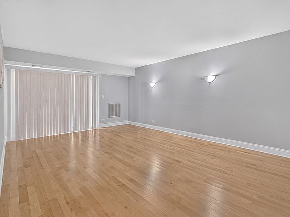 4th image of 502 W Huntington Commons Rd APT 241