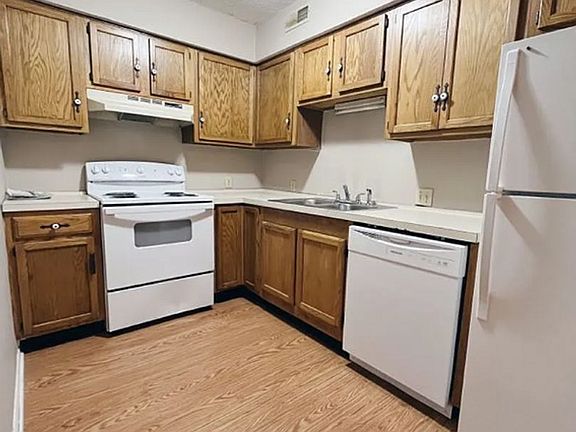 2nd image of 1701 N Rosewood Ave APT 9