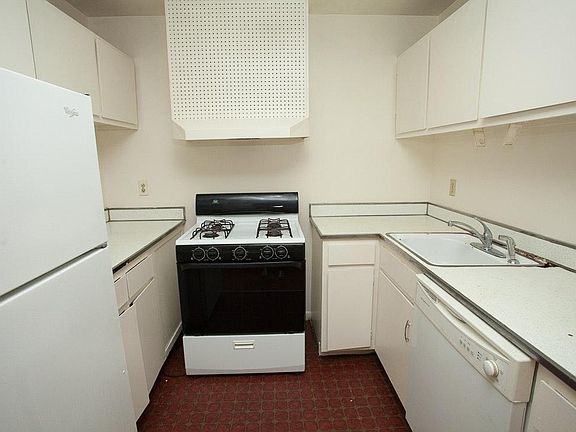 5th image of 216 Governors Ln APT 4