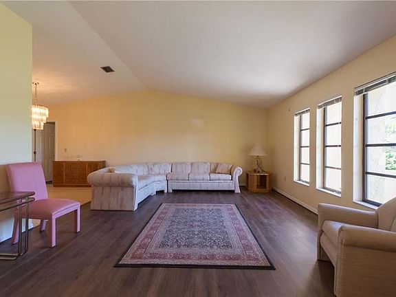 5th image of 204 San Carlos Ave