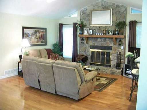 4th image of 439 Julie Anne Way