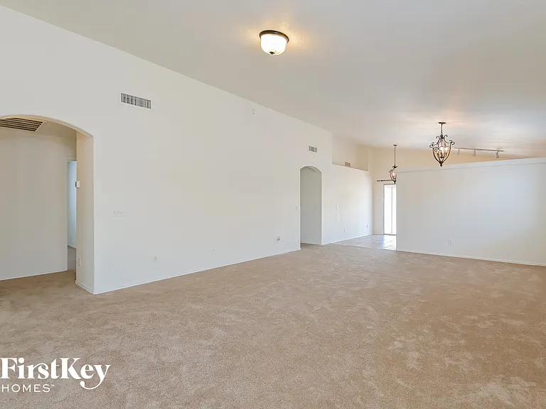 3114 S Vaughn Dr — Photo 2