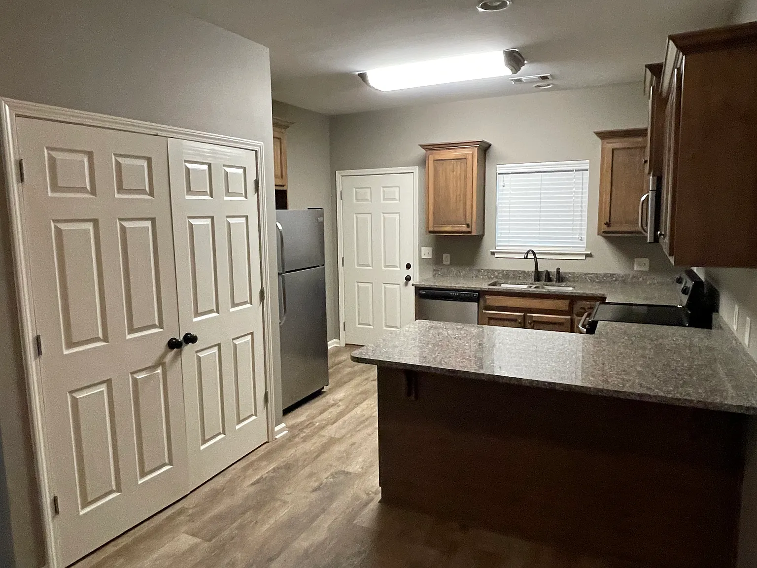 3 bed, $1,600 — Photo 2