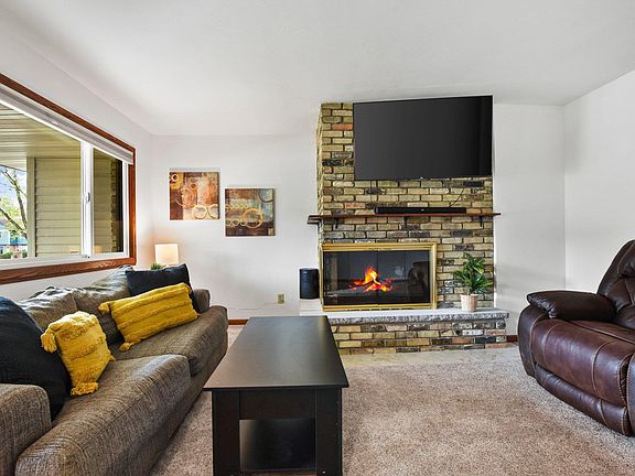 3rd image of 526 Moorland Rd