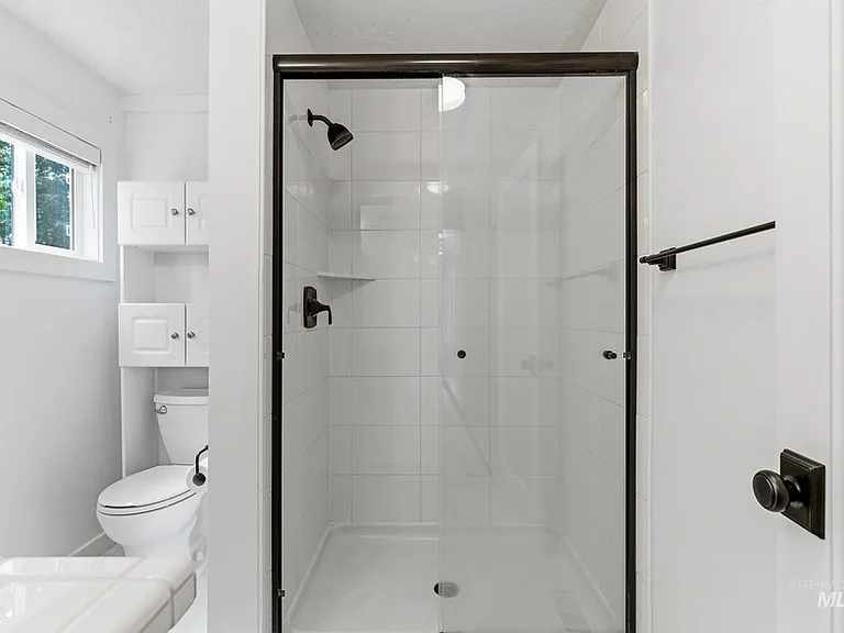 Bathroom to 2nd primary