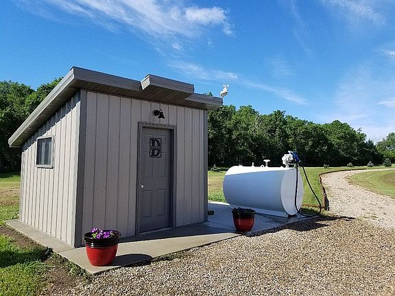 'Well house' & diesel tank