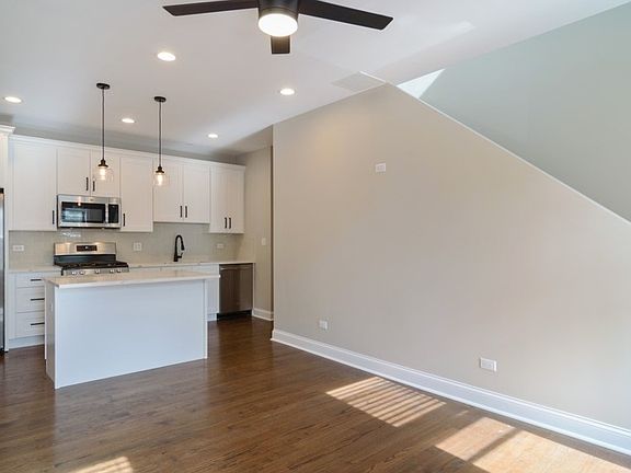3rd image of 2100 W Barry Ave #2F