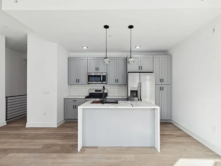 2550 Hope St — Photo 1