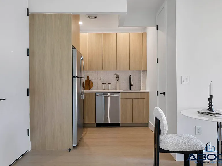 102 E 53rd St #3D — Photo 2