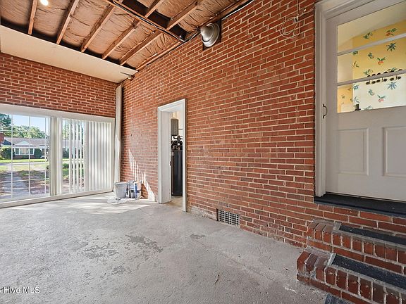 21st image of 1108 Summit Avenue